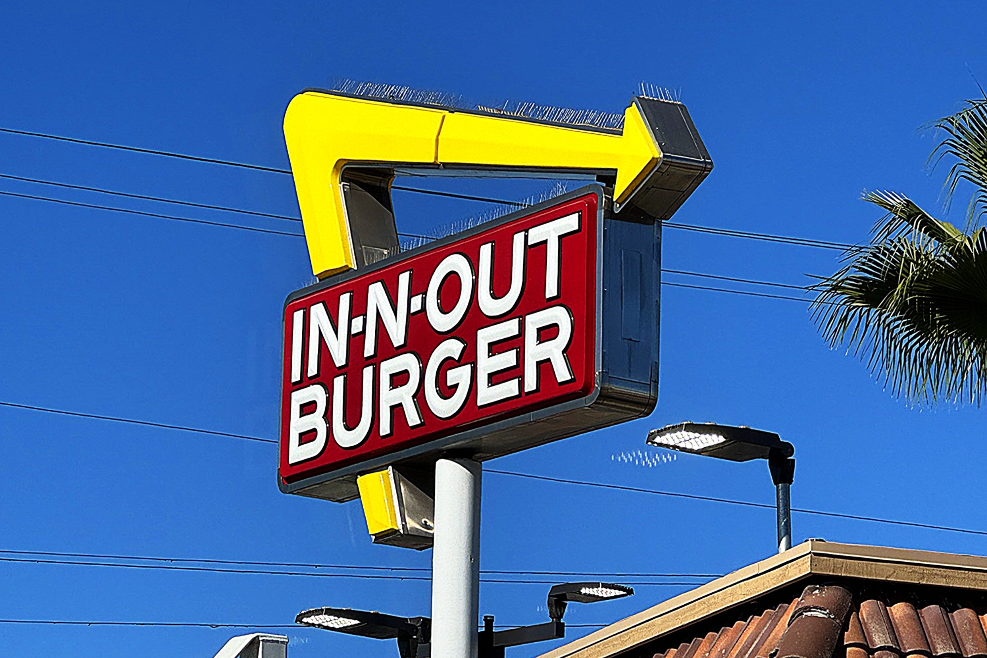 洛杉磯一間In-N-Out漢堡餐廳的廣告牌。(姜琳達/大紀元)
