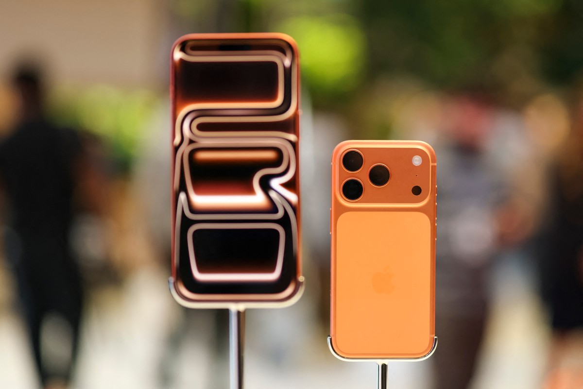 紐約蘋果零售店展出的新款蘋果iPhone 17 Pro機型。(ANGELA WEISS / AFP)