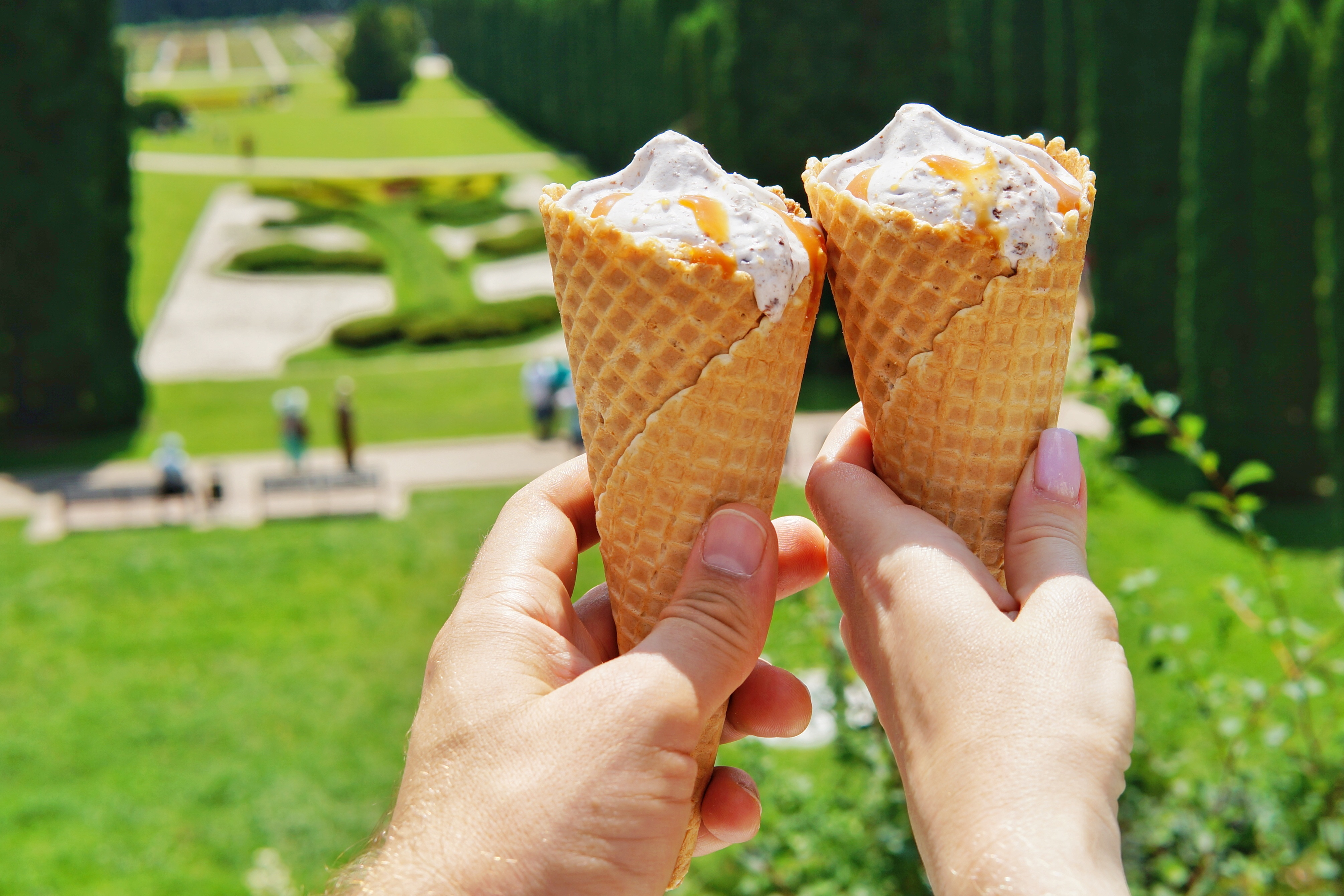 炎炎夏日,不少人會選擇吃冰消暑。(Shutterstock)